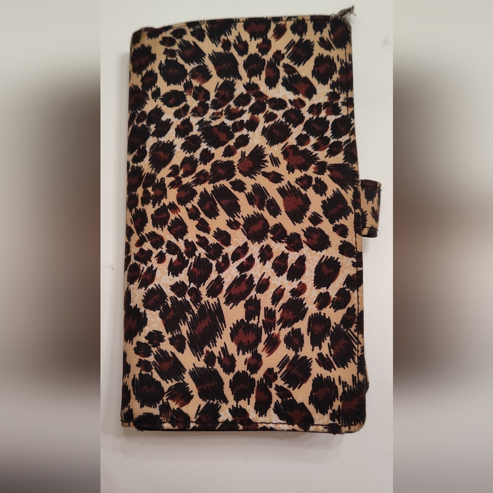 Leopard print wallet with zipper